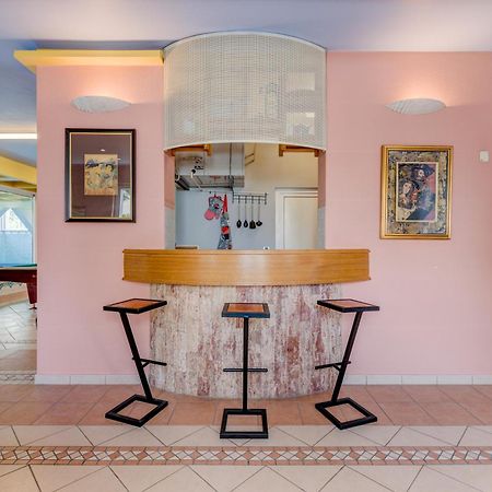 Blue Dolphin Apartment - Private Indoor Pool, Jacuzzi, Garden 스플리트 외부 사진