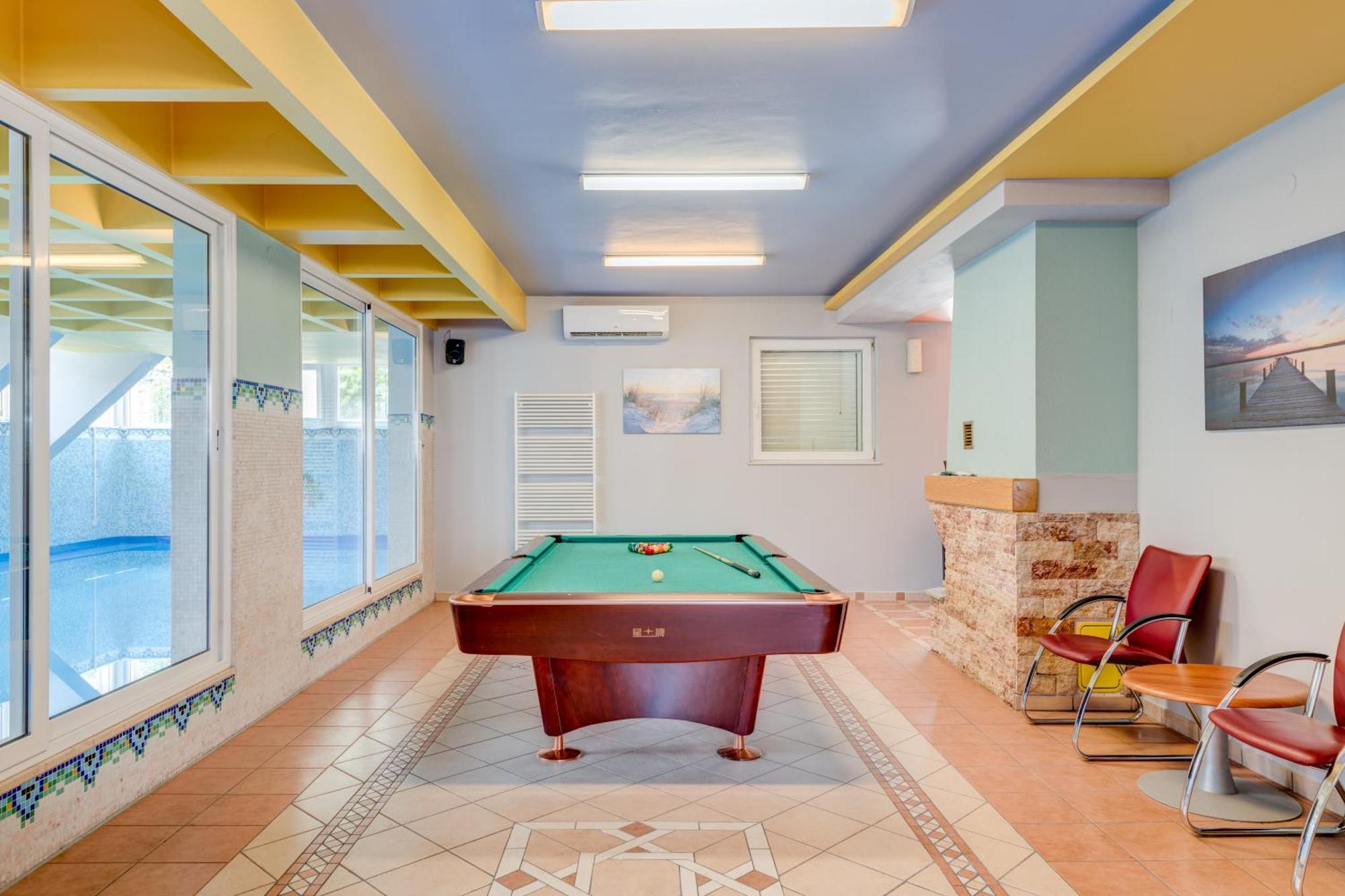 Blue Dolphin Apartment - Private Indoor Pool, Jacuzzi, Garden 스플리트 외부 사진