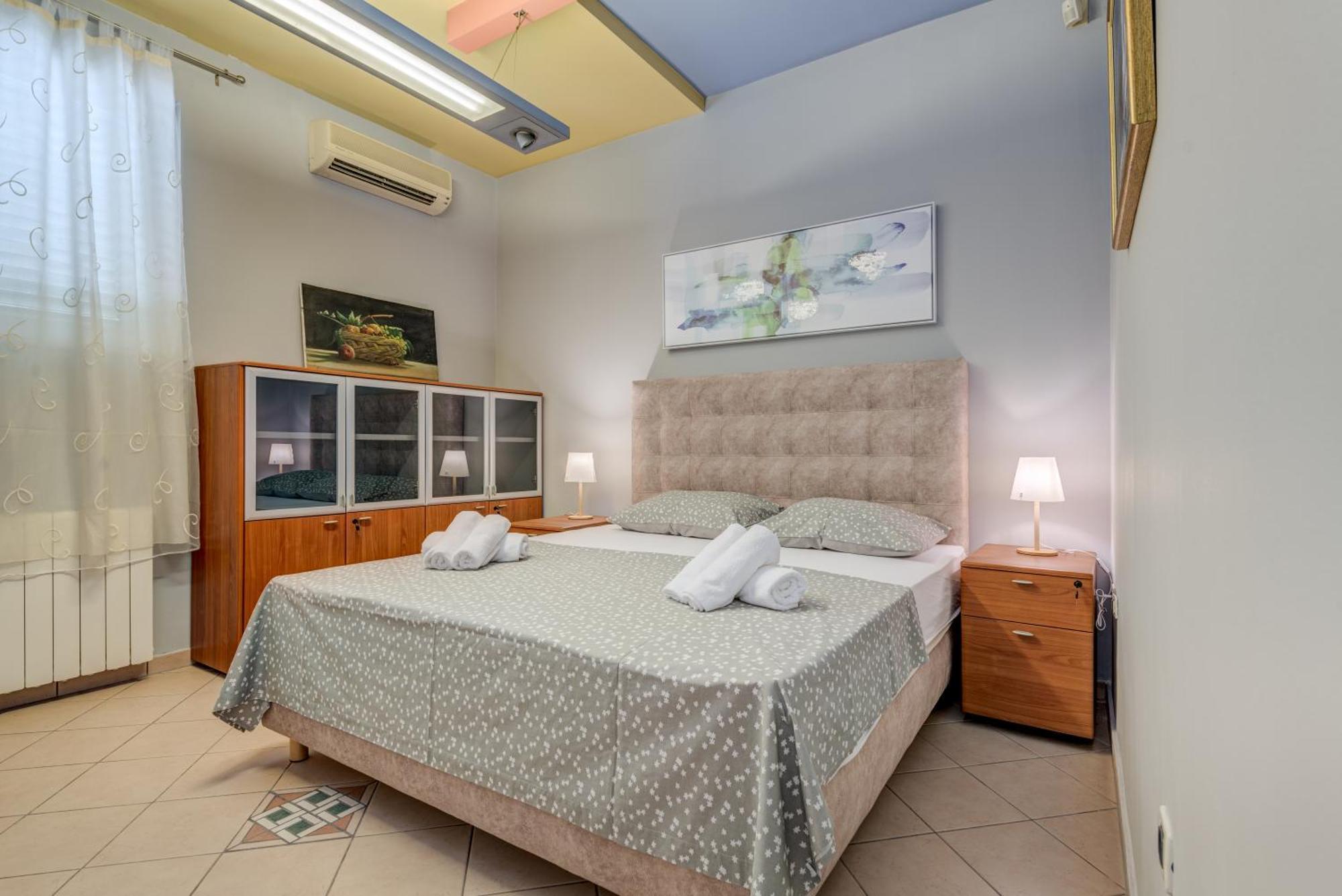 Blue Dolphin Apartment - Private Indoor Pool, Jacuzzi, Garden 스플리트 외부 사진