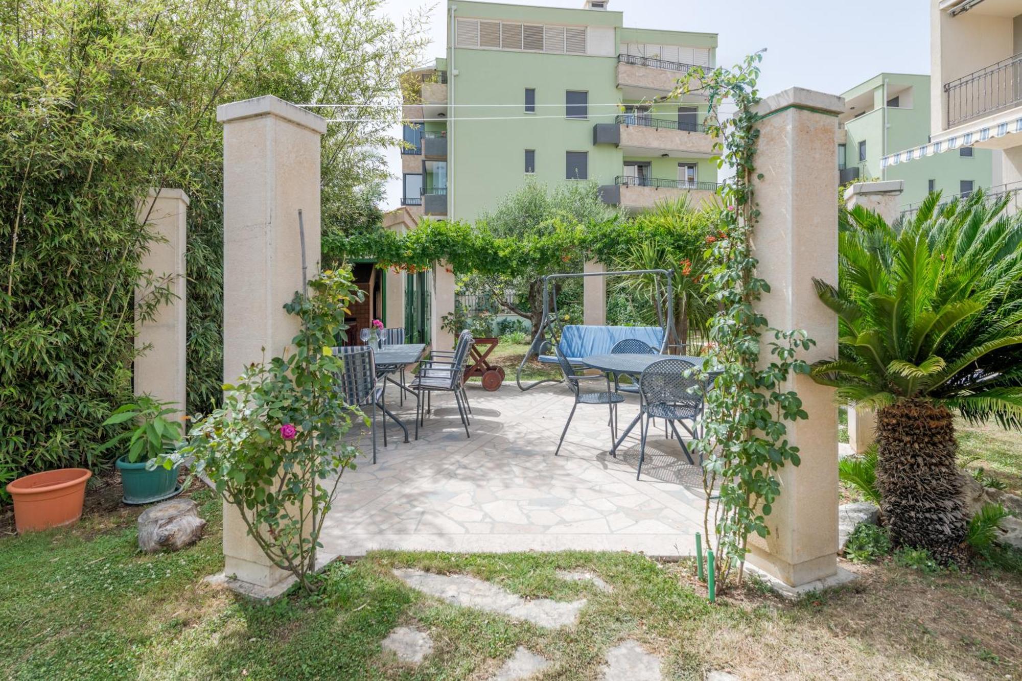Blue Dolphin Apartment - Private Indoor Pool, Jacuzzi, Garden 스플리트 외부 사진